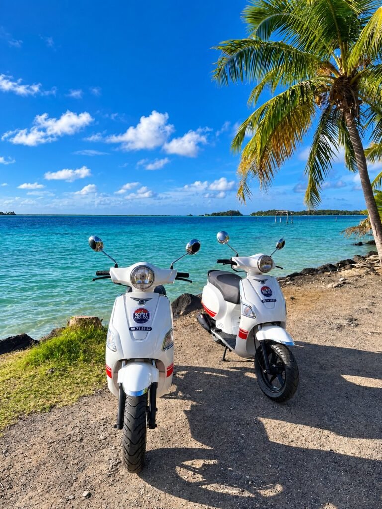Deux Vespa 50cc blancs Scoot & Go au bord du lagon turquoise de Bora Bora